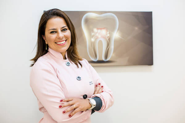 Dra. Ana Carina Nascimento no consultório da OdontoVittá