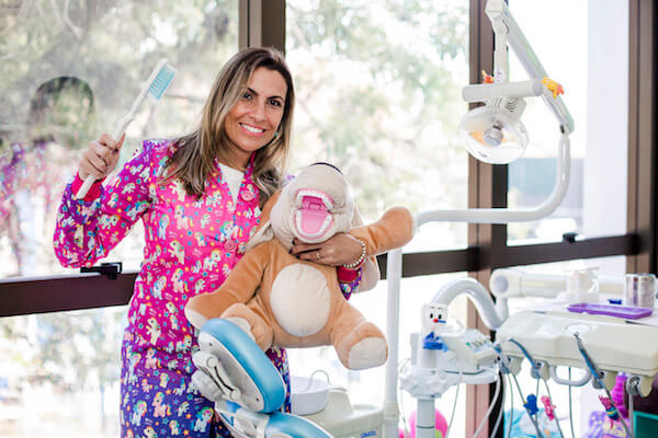 Dra. Louise Kruse Moreira no consultório da OdontoVittá